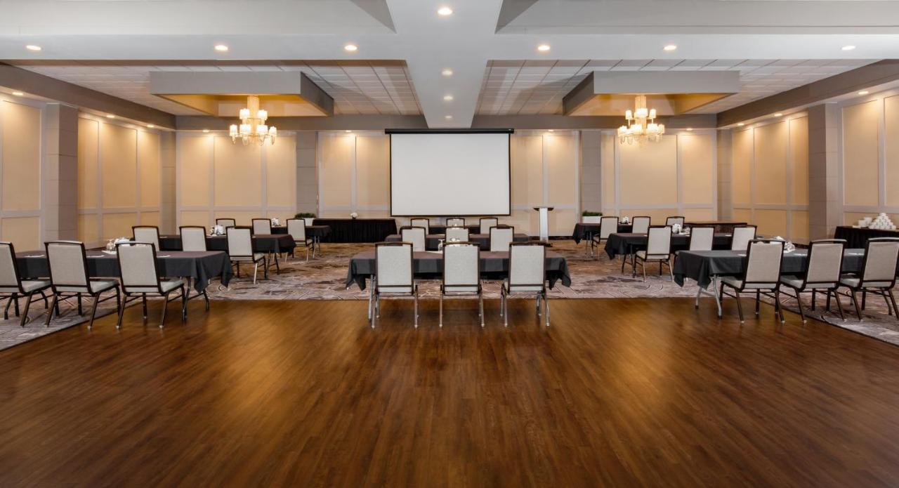 Pomeroy Hotel & Conference Centre グランド・プレーリー エクステリア 写真