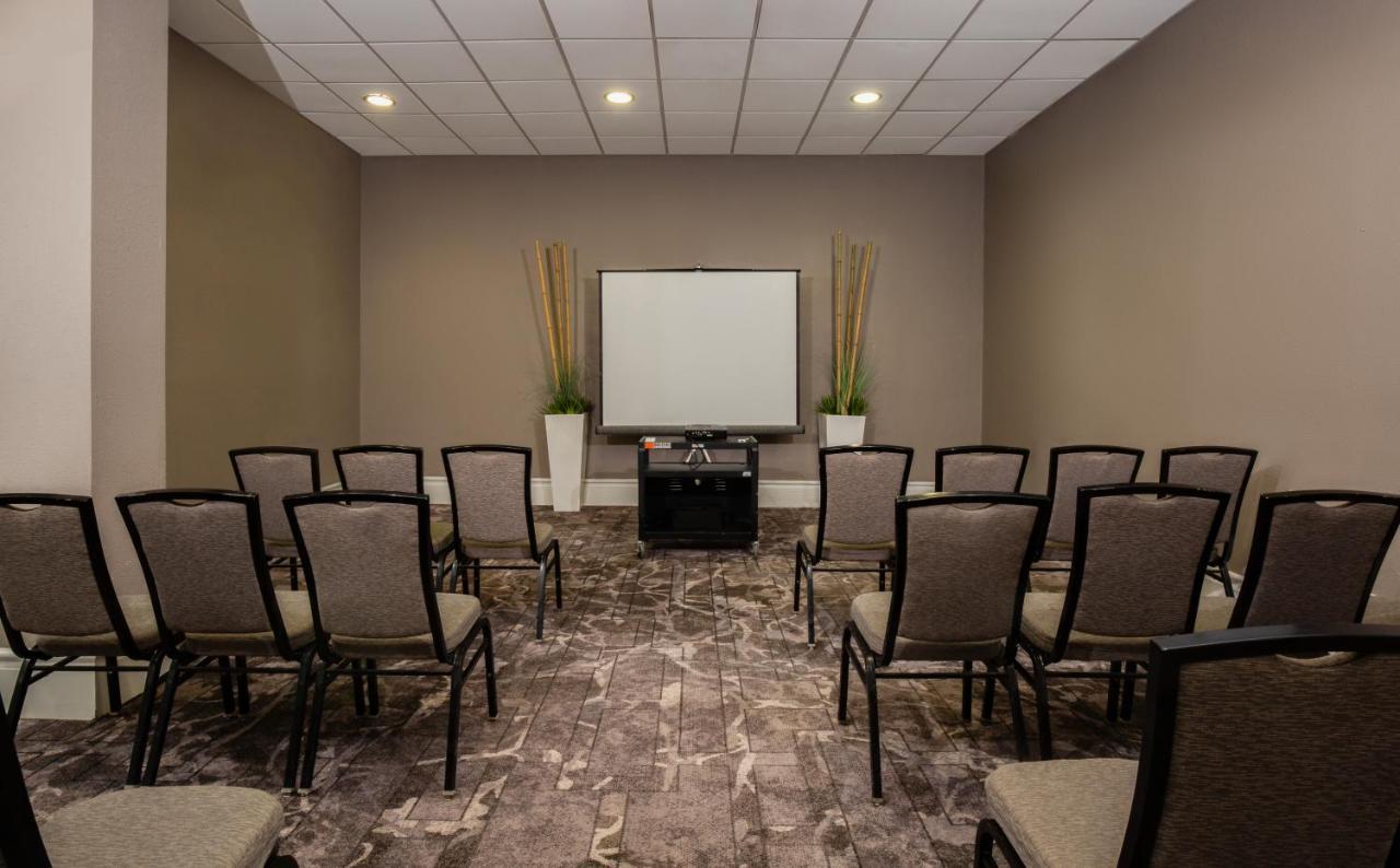 Pomeroy Hotel & Conference Centre グランド・プレーリー エクステリア 写真