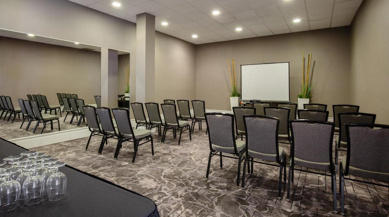 Pomeroy Hotel & Conference Centre グランド・プレーリー エクステリア 写真