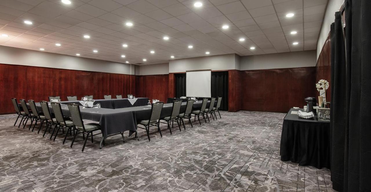 Pomeroy Hotel & Conference Centre グランド・プレーリー エクステリア 写真