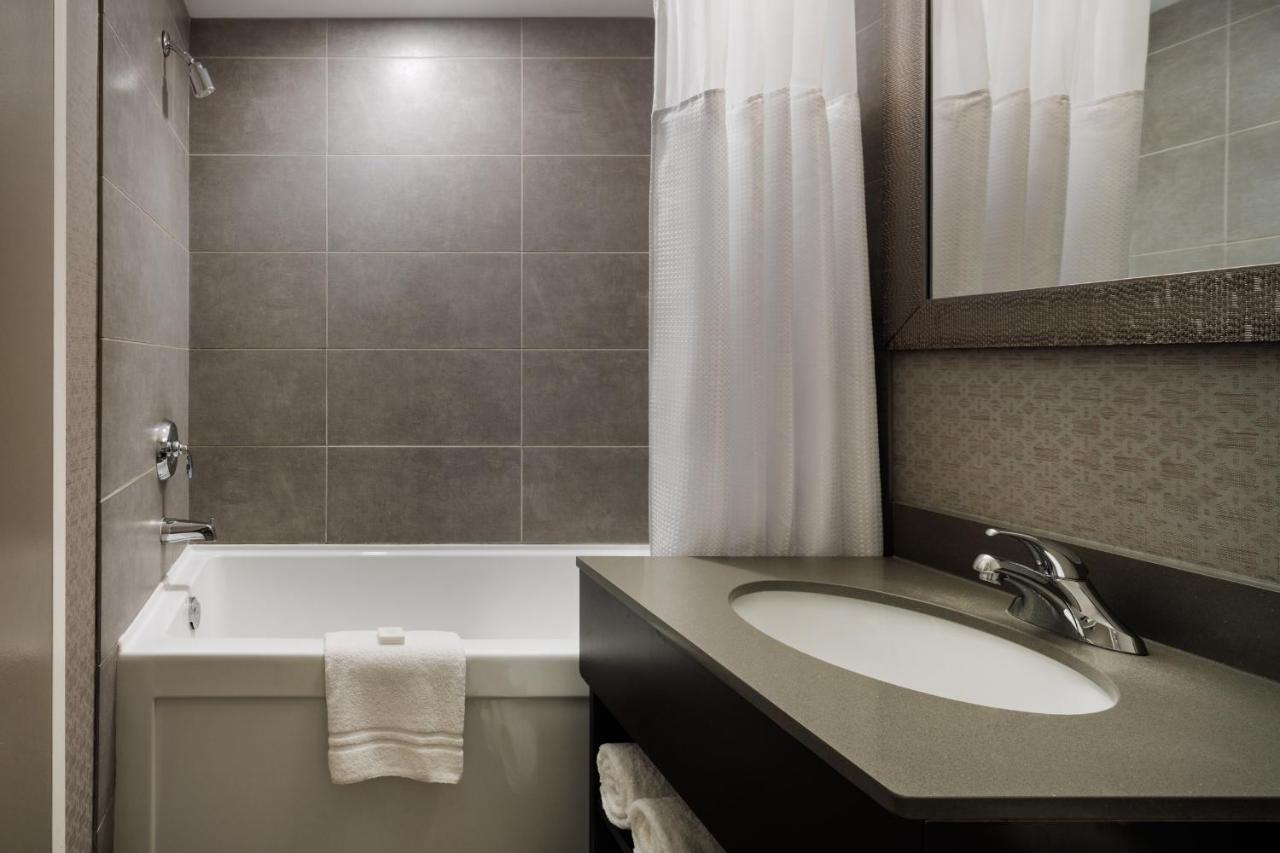Pomeroy Hotel & Conference Centre グランド・プレーリー エクステリア 写真