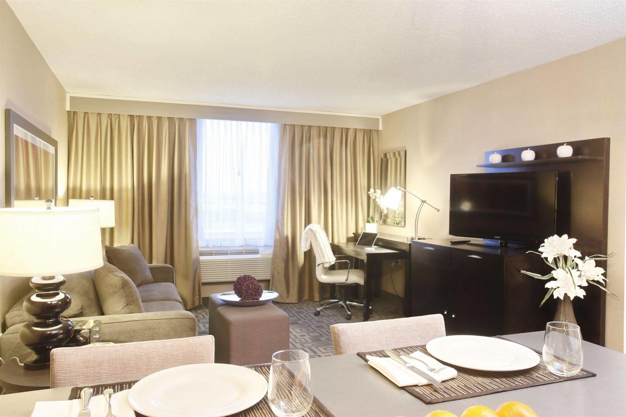 Pomeroy Hotel & Conference Centre グランド・プレーリー エクステリア 写真